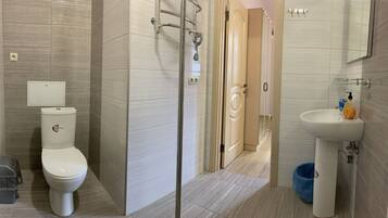 Familien-Dreibettzimmer | Badezimmer | Dusche, Handtücher, Toilettenpapier