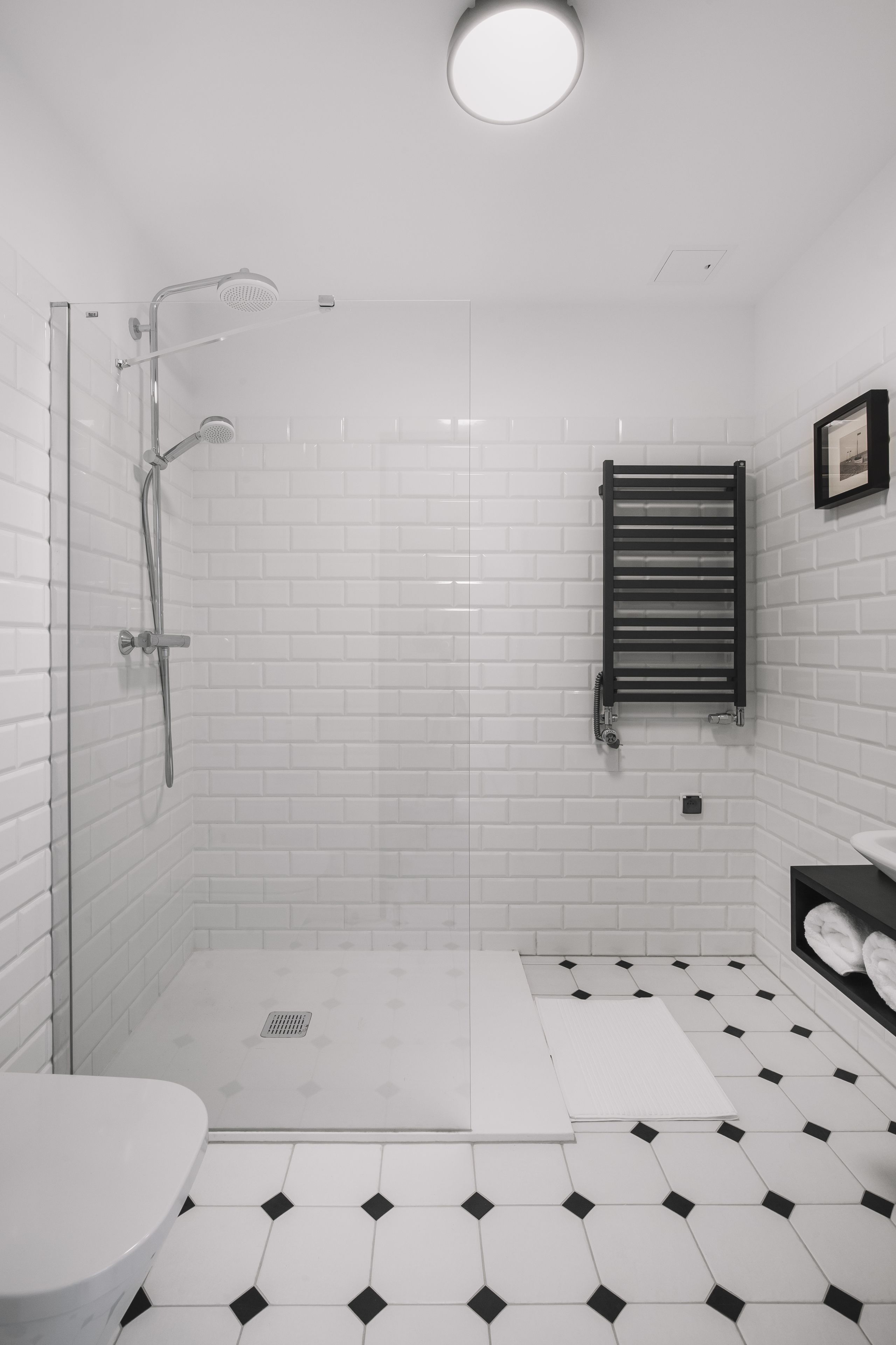 Deluxe Double Room, 1 King Bed, Non Smoking, Private Bathroom | Bathroom | Shower, rainfall showerhead, hair dryer, towels