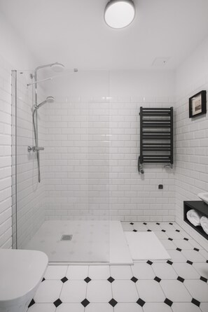 Deluxe-Doppelzimmer, 1 King-Bett, Nichtraucher, eigenes Bad | Badezimmer | Dusche, Regendusche, Haartrockner, Handtücher