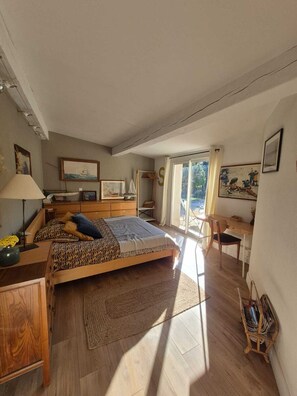 2 bedrooms, desk, travel cot, free WiFi