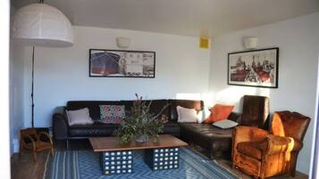 Télévision, cheminée, table de tennis de table