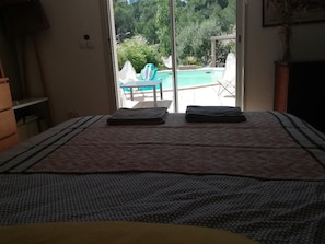 2 bedrooms, desk, travel cot, free WiFi