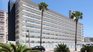 A multi-story hotel with a modern design, featuring balconies and a clear view of the surrounding area. - Helios Benidorm (Benidorm)