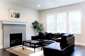 Televisión, chimenea y libros 