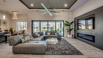 ハウス | リビング エリア | 薄型テレビ、暖炉