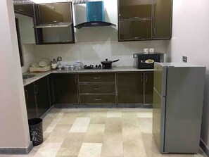 Kjøleskap, mikrobølgeovn og kokeplater