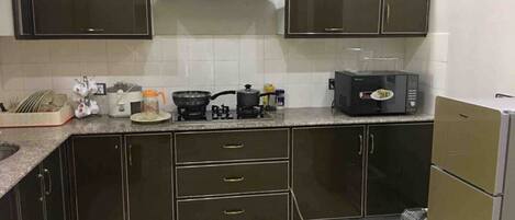 Een koelkast, een magnetron, een kookplaat