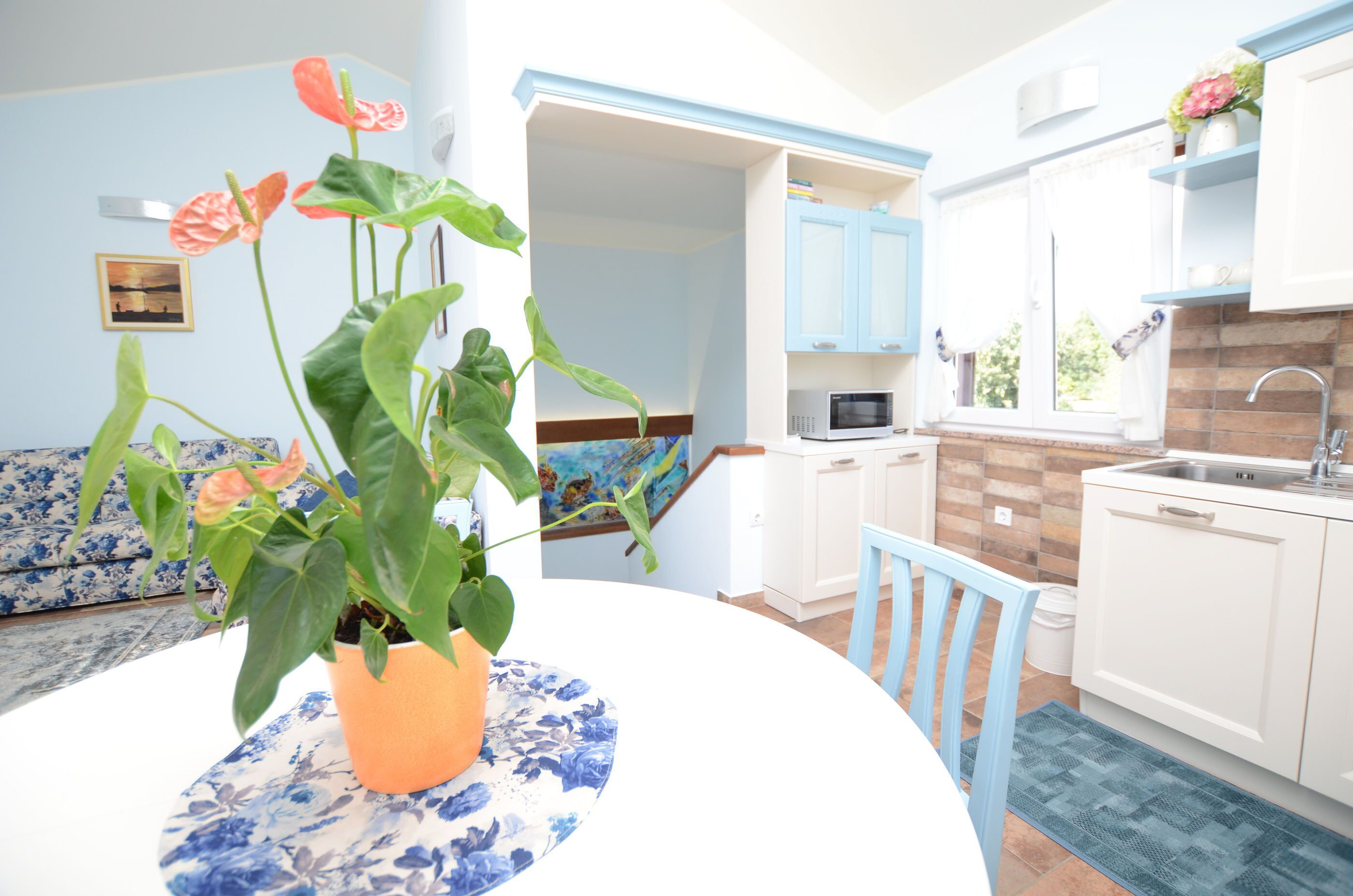 Een koelkast, een magnetron, een kookplaat, een espressoapparaat