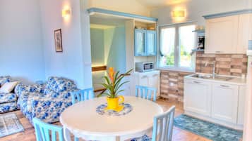 Kjøleskap, mikrobølgeovn, kokeplater og espressomaskin