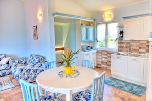 Réfrigérateur, four à micro-ondes, surface de cuisson