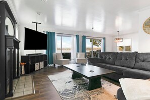 Smart TV, fireplace, DVD player, stereo - Lake front home on Klinger Lake in Sturgis,  Michigan (Sturgis)