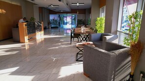 50-厘米液晶电视 （配备收费电视频道）、电视