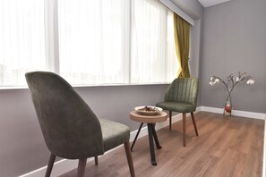 商务双人房或双床房 | 埃及棉床单、高档床上用品、迷你吧、客房内保险箱