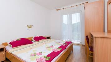 2 bedrooms, iron/ironing board, free WiFi