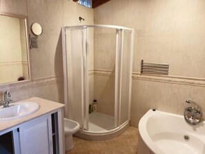 Een haardroger, handdoeken, zeep, shampoo