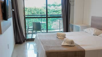 2 habitaciones, muebles diferentes y espacio para trabajar con laptop