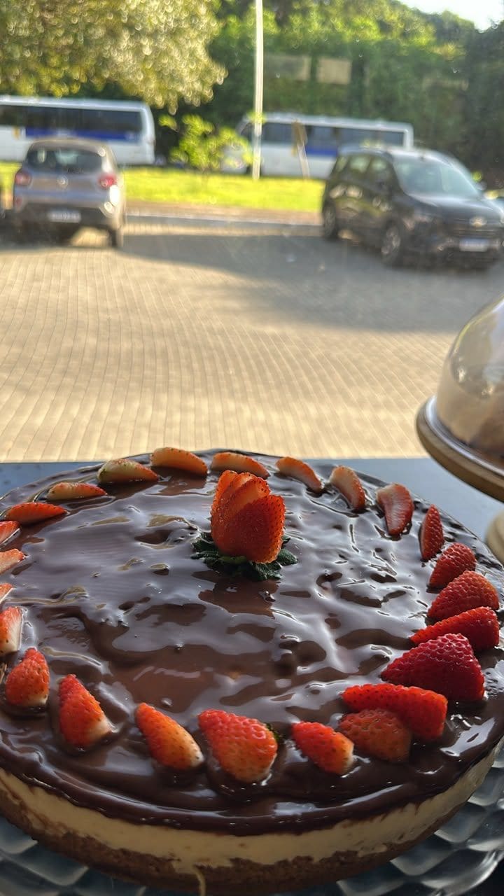Un dolce con fragole su un piatto.