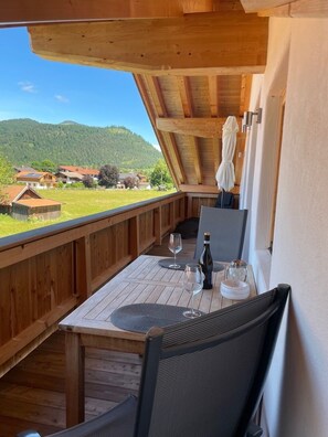 Outdoor dining - Modern, newly renovated apartment for 2 persons in Krün (Krün)