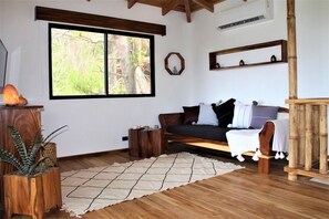 House, Multiple Bedrooms, Kitchen, Mountain View | Living area | 40-inch Smart TV with cable channels, TV, Netflix - Casa Linda (Cóbano)