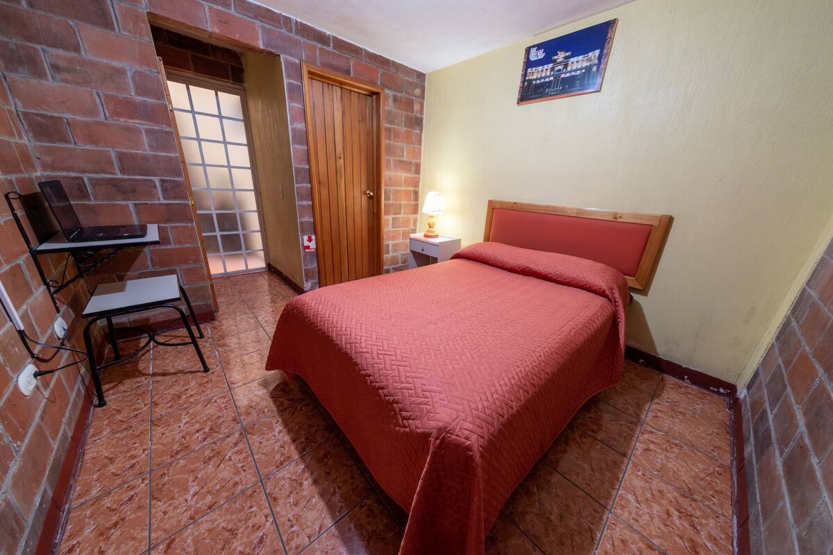 Single Room | Desk, free WiFi, bed sheets