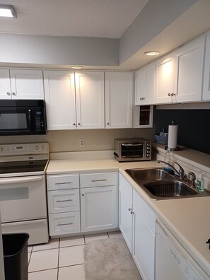 Frigorifero, microonde, forno, piano cottura