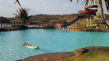 7 piscine all'aperto, ombrelloni da piscina, lettini