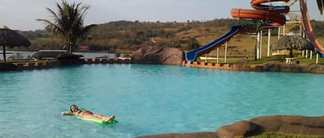 7 piscines extérieures, parasols de plage, chaises longues