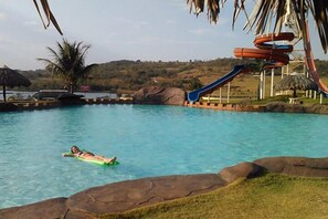 7 สระว่ายน้ำกลางแจ้ง, ร่มริมสระว่ายน้ำ, เก้าอี้อาบแดดริมสระ