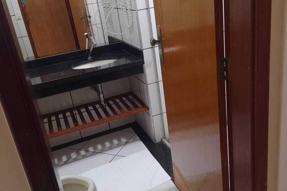 shower, free toiletries, hair dryer