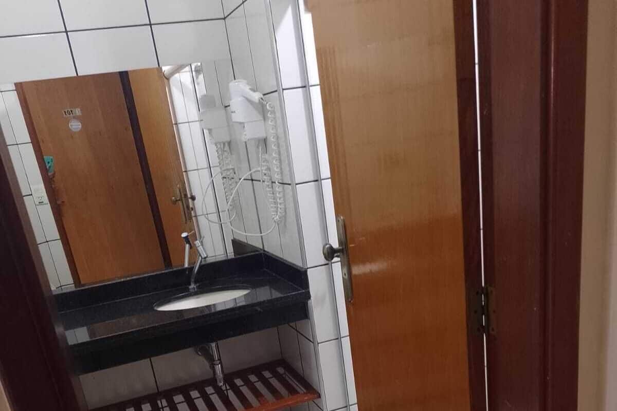 Douche, articles de toilette gratuits, sĂšche-cheveux