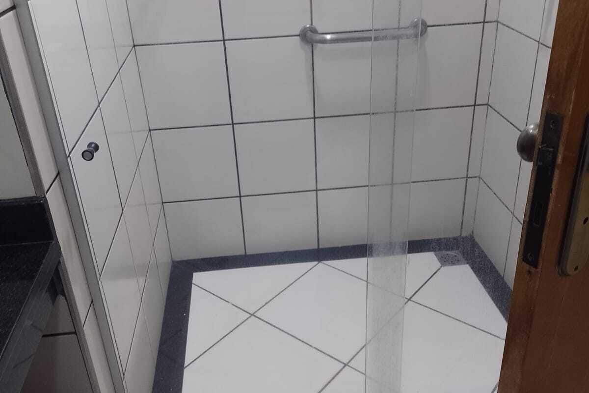 shower, free toiletries, hair dryer