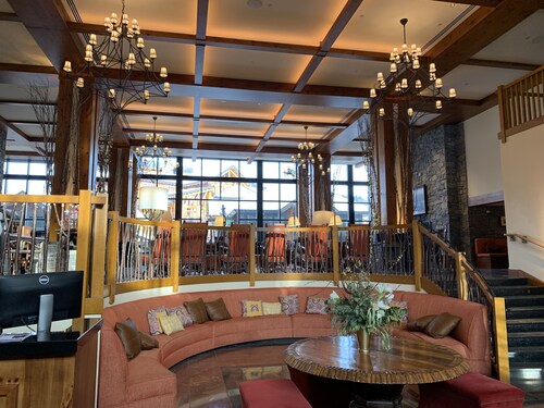 Luxury Studio Available Ski in -ski out Village Plaza & Spruce Peak View