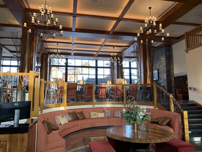 Luxury Studio Available Ski in -ski out Village Plaza & Spruce Peak View