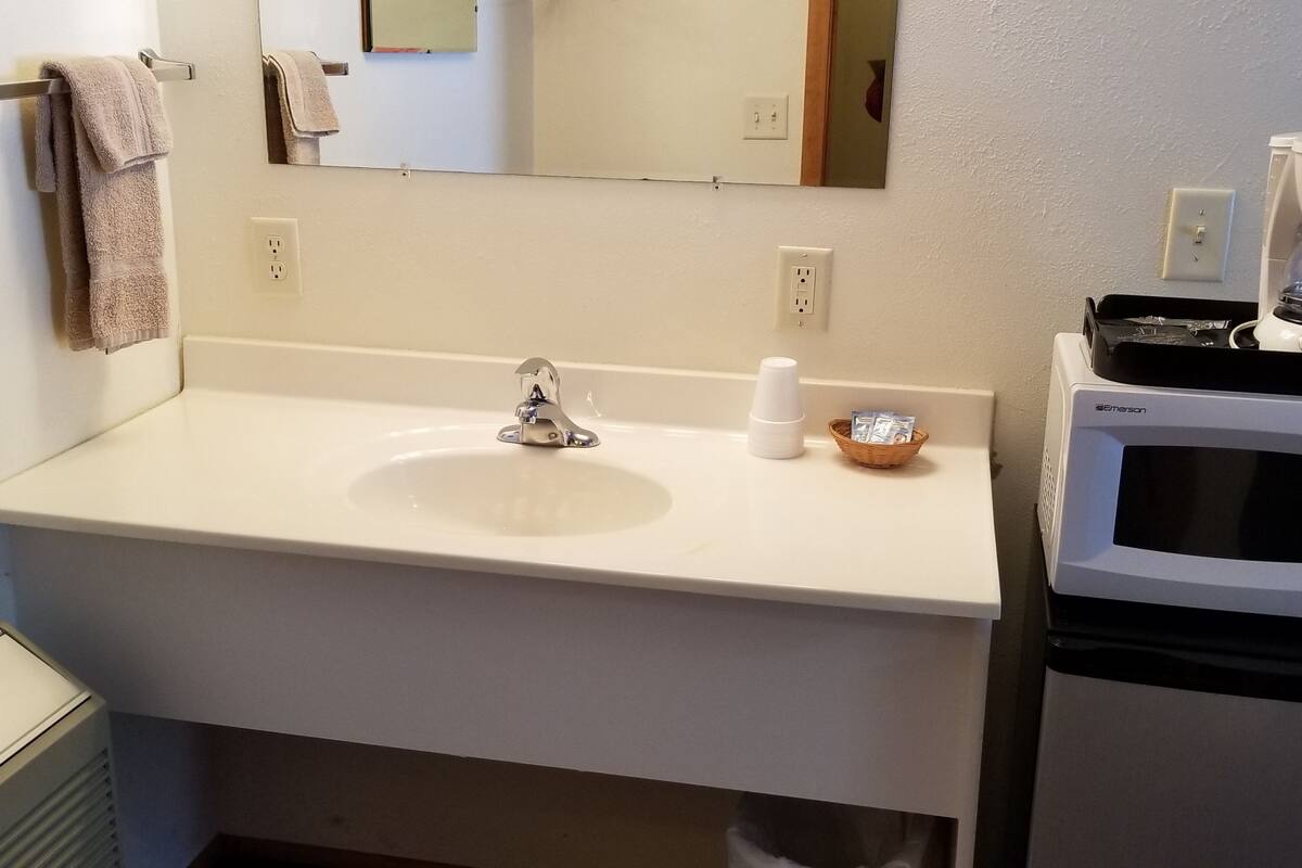 basic double room | bathroom | combined shower/bathtub, free toiletries, towels