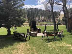 BBQ/picnic area - Springcreek Inn (Hill City)