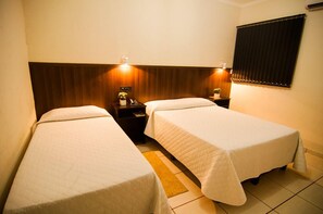Minibar, Schreibtisch, kostenloses WLAN, Bettwäsche