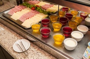 朝食 (ビュッフェ)、毎日提供 (無料)