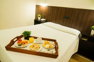 Minibar, escritorio, wifi gratis y ropa de cama 
