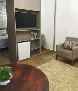 Suite | Minibar, desk, free WiFi, bed sheets