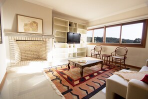 アパートメント 3 ベッドルーム | リビングルーム | 薄型テレビ、暖炉