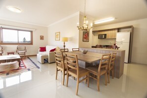 Appartement, 3 slaapkamers | Woonkamer | Flatscreentelevisie en een open haard