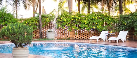 Una piscina al aire libre