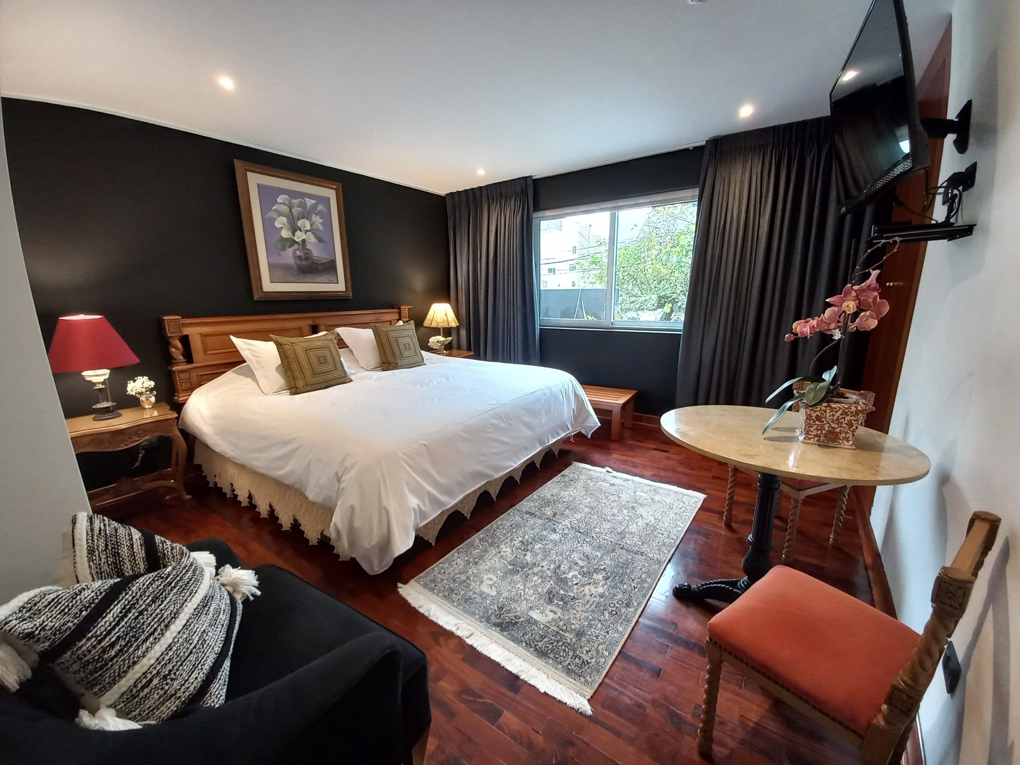 SUITE MATRIMONIAL KING DOS | Individually decorated, laptop workspace, blackout curtains