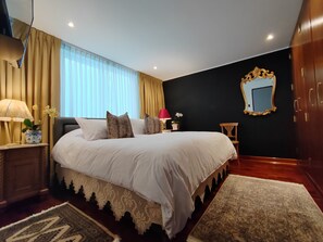 SUITE MATRIMONIAL KING UNO | Luxe beddengoed, een kluis op de kamer, individueel gedecoreerd
