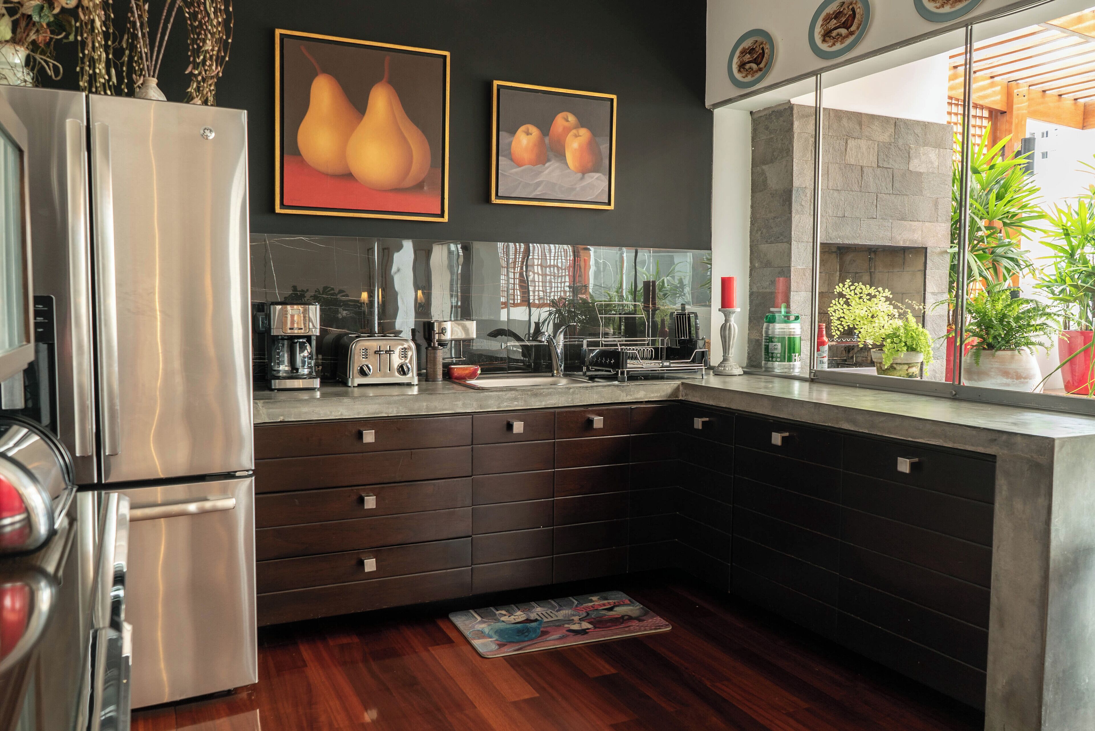 Frigobar, micro-ondas em uma área comum, lava-louças