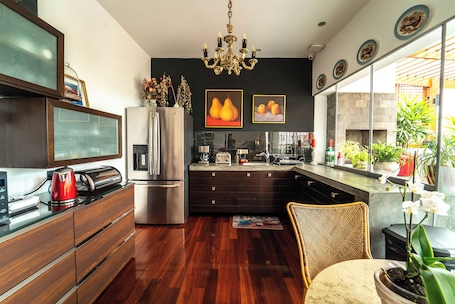 Frigobar, microondas, lavavajillas, utensilios de cocina