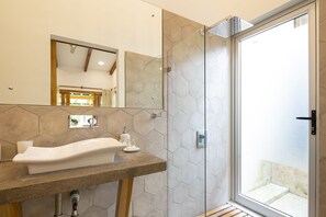 Casa luxo, vários quartos, piscina particular | Banheiro | Chuveiro, toalhas de banho, sabonete, shampoo