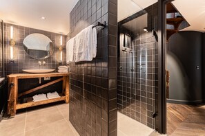 Family Room (The Blacksmith) | Bathroom | Free toiletries, hair dryer, bathrobes, slippers - Hotel The Craftsmen (Amsterdam)