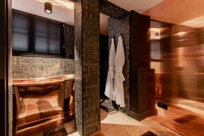 Basement: Deluxe Double Room, bath (The Brewer) | Bathroom shower - Hotel The Craftsmen (Amsterdam)