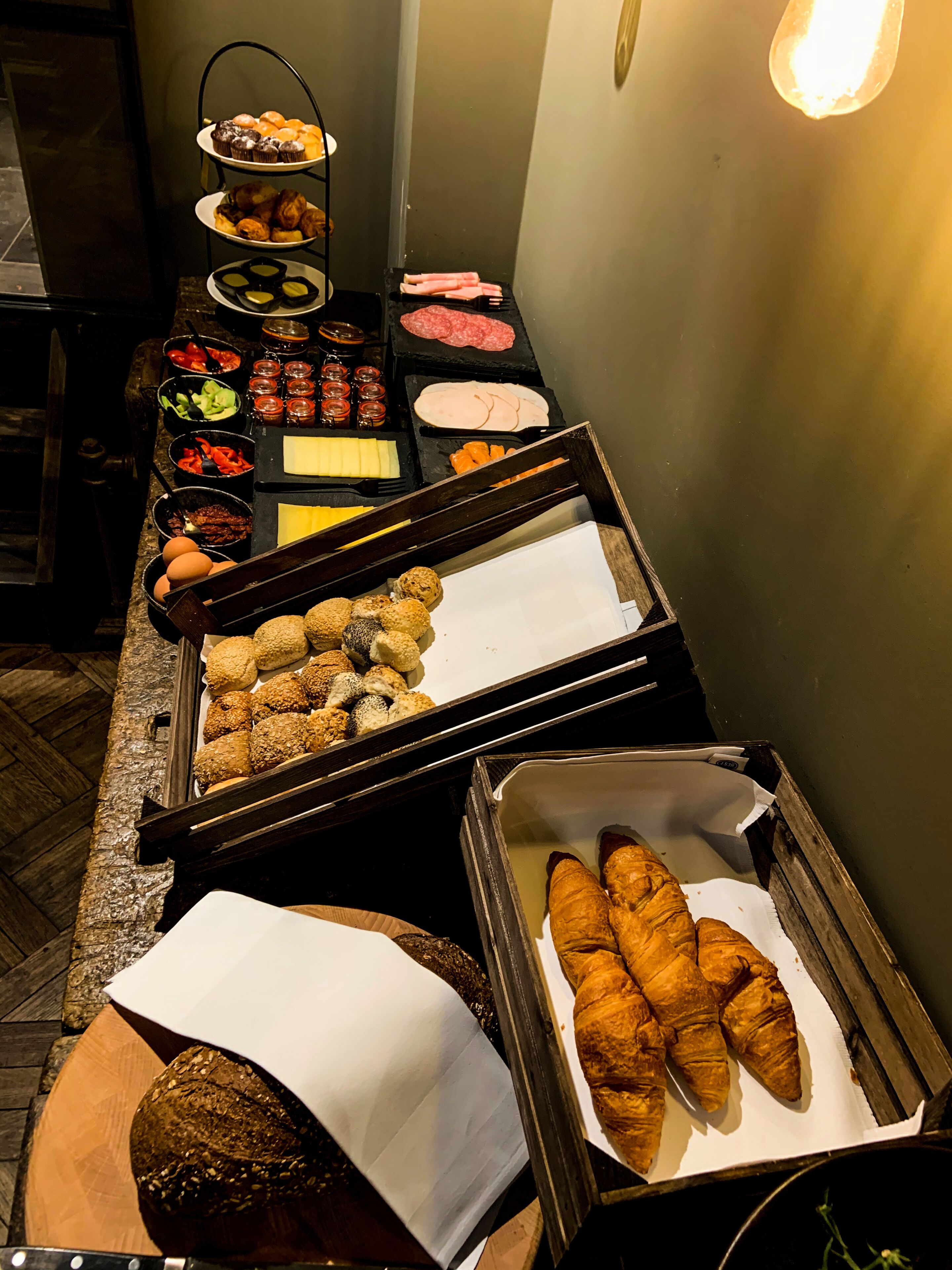 Un buffet con diverse pietanze, tra cui pasticcini, carni e verdure.